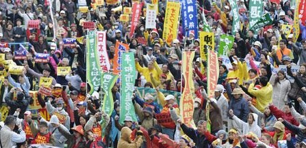 日本3000民众冲绳游行抗议部署“鱼鹰”机