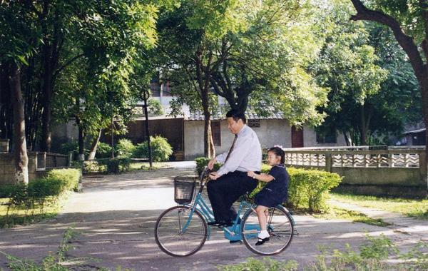 12月23日,新华英文推出习近平系列新老照片,题目为《Profile photos: Xi Jinping: Man of the people, statesman of visio…