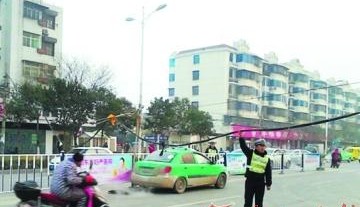 安徽阜阳电缆脱落 三交警寒风中轮流托举