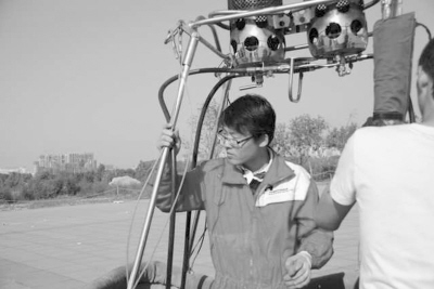 ▲许帅军在做飞行前的准备工作。图片由受访者提供