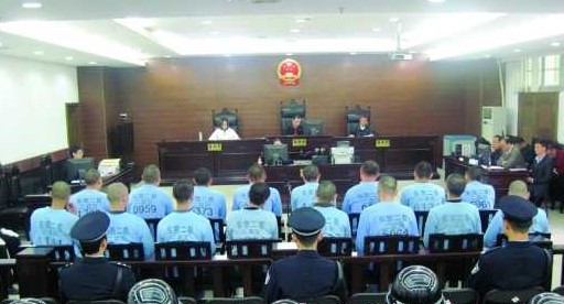 夜店16名保安追砍33名特警 称误会对方“砸场子”