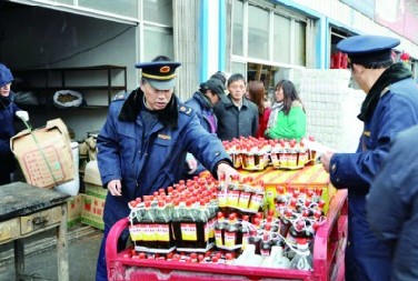 包河区工商查获1500斤冒牌麻油 大批过期调味品仍在售卖