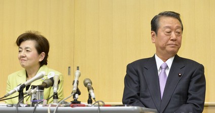 12月28日晚,日本滋贺县知事嘉田由纪子与民主党前党首小泽一郎在该县大津市召开记者会,正式宣布日本未来党分裂。图为嘉田(左)与小泽。(共同社)
