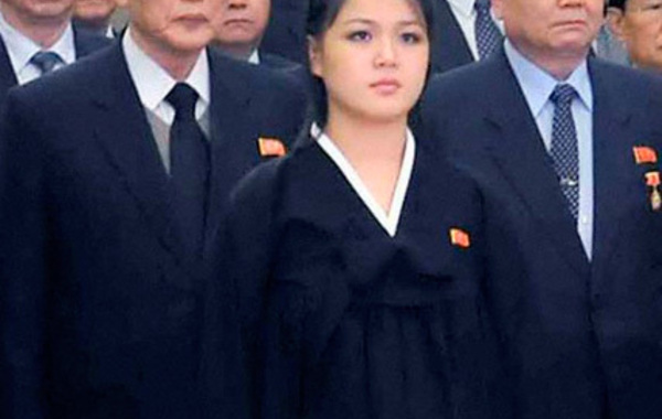 当地时间2012年12月17日,朝鲜平壤,金正日逝世一周年之际,金正恩携夫人李雪主及党政军高层干部参谒锦绣山太阳宫,李雪主腹部明显隆起。…