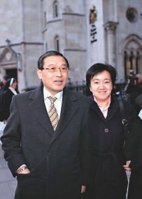 文剑声(左)与文碧莲(右)在2007年获判1.7亿元遗产,一度成为英国与全球华人社会的新闻人物。图片来源:香港《大公报》
