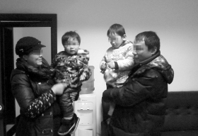 1月2日,警察通过实地探访、发微博等形式找到了孩子父母。图/通讯员厉俊媛
