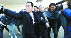 韩国一男子在机场切腹抗议安倍晋三特使访韩