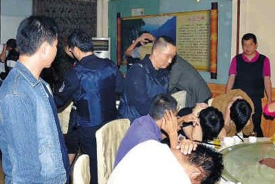 黄埔警方出动上百警力瓮中捉鳖抓获28名嫌犯。
