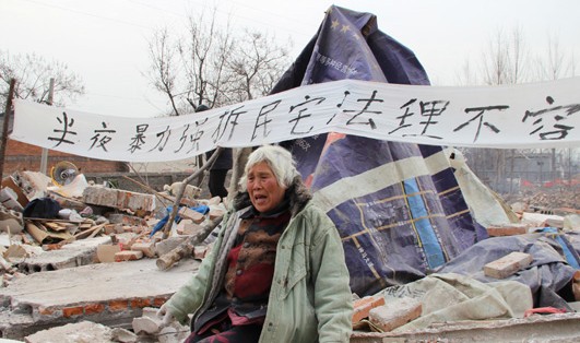 河南村支书指挥百余人跨年夜强拆72岁老太房子