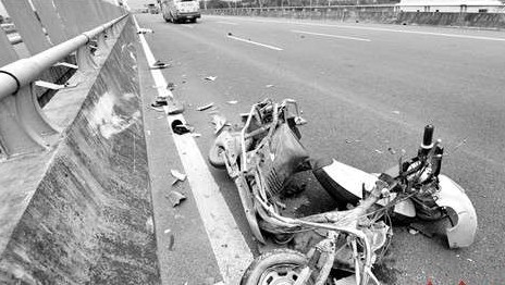福州湾边大桥大巴撞电动车 一女子当场身亡