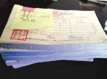嘉兴市慈善总会为“天天捐”保留的捐赠收据,大概有十五厘米高