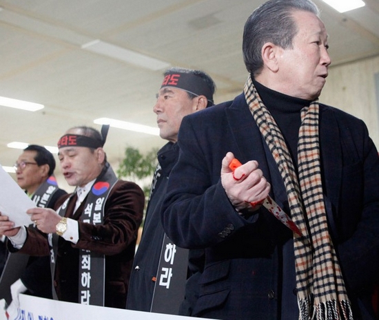 安倍特使在韩国机场遭遇反日活动者阻击,其中一位试图当众切腹自杀(网页截图)
