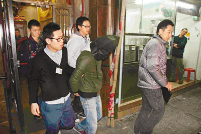 探员在柴湾道拘捕涉嫌奸劫凤姐疑犯。