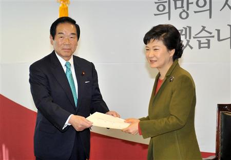 日本首相安倍晋三的特使额贺福志郎4日在首尔会见了韩国新总统朴槿惠。