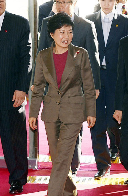 6日,朴槿惠出席韩国总统职务交接委员会成立仪式。(网页截图)