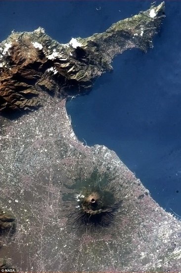 太空观测“沉睡巨人” 空间站拍摄维苏威火山
