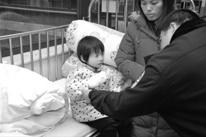 受伤女孩得到及时救治