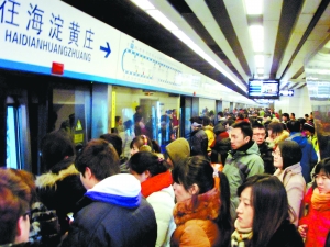 图为昨天晚高峰时的地铁10号线。