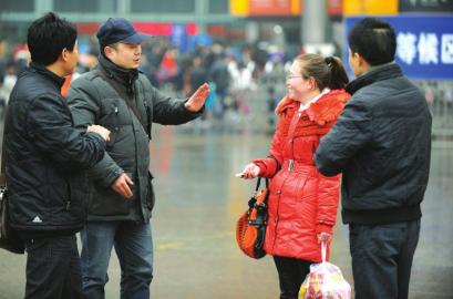 1月5日,快递公司工作人员将被骗的张女士(右二)送到火车站。