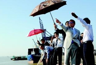 4日,在缅甸仰光,日本副首相麻生太郎(右二)参观当地迪拉瓦工业区一建设工程。