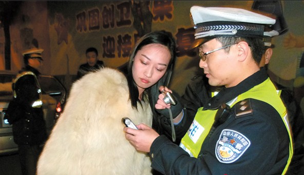 广州女子无证醉驾 称“等我舅舅来再说”