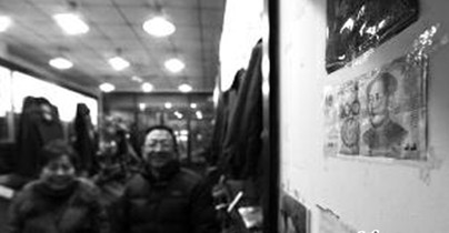 假币在小店贴了7 年,店主夫妻俩说,想不到隔了这么多年会有人上门来道歉