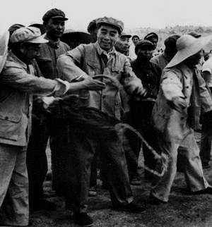 1958年,周恩来在北京十三陵水库参加劳动。