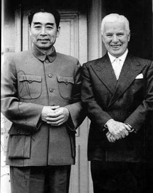 1954年7月18日,周恩来在日内瓦宴请英国著名艺术家卓别林。7月21日周恩来将亲笔签名的照片赠送卓别林。