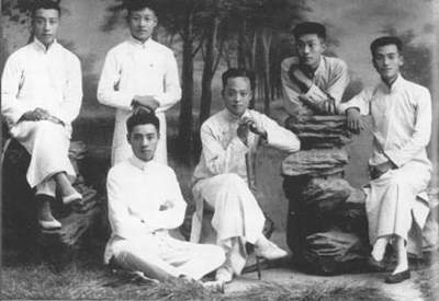 周恩来(前排坐者)同南开学校老师伉乃如(前排左二)及同学的合影。