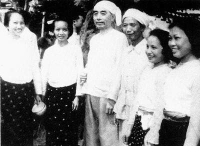 1962年4月,周恩来在云南西双版纳和傣族群众欢度泼水节。