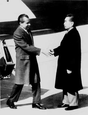 1972年2月,周恩来在机场迎接美国总统尼克松。这是美国有史以来第一位出访未建交国家的总统。