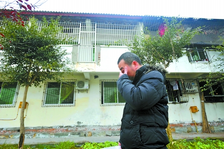 昨日,九龙坡区,陈波望着二楼自己的家欲哭无泪