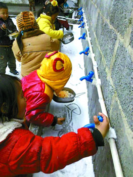 孩子们围在水槽前,水龙头却拧不出水。