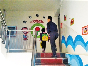 东升幼儿园,家长正在送孩子上学。
