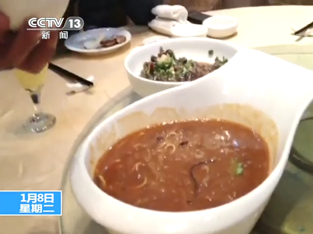 业内人士称餐饮业用人工合成鱼翅充当真鱼翅已经是半公开的秘密。央视曝光北京可能是全国最大的鱼翅消费市场,每天的鱼翅消费额是1个亿元。