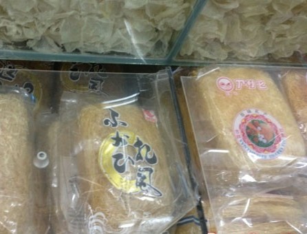 图说:在水产批发市场里,“素鱼翅”被放在店铺内显著的位置。
