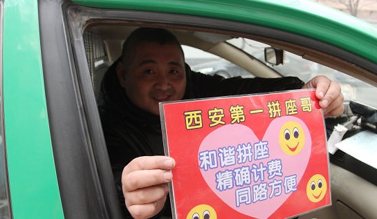 郭师傅展示自己贴在车上的宣传广告