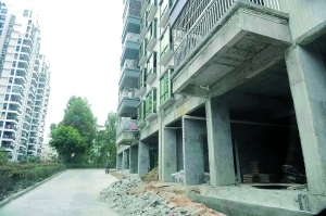 桐林别墅违建的10层住宅楼昨日已停工