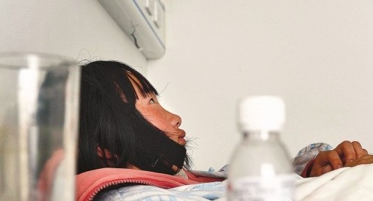 初三女生小娟躺在医院接受治疗