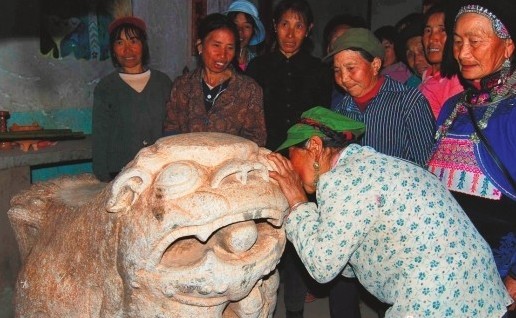 一名村民激动地亲了亲古石狮