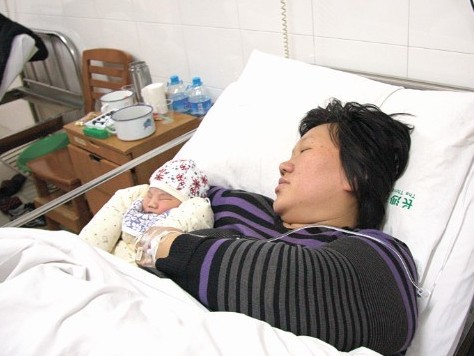 长沙高龄胖妈产子多家医院拒收 需8人抬上手术台