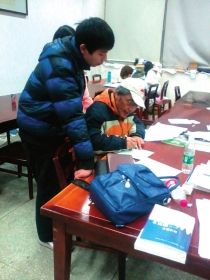 古棱峰为学生讲解题目。微博图片