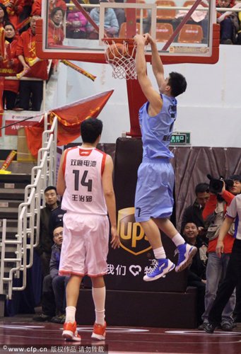 新疆24+13之人你想不到 暴扣1刻主帅竖起拇指
