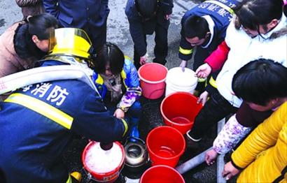 金山朱泾镇发生污染物泄漏后,松江泖港暂停供水,14辆消防车从昨天凌晨开始上门供水。