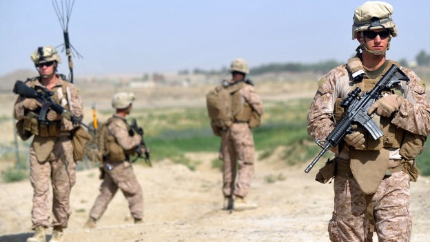 美国海军陆战队士兵在阿富汗的赫尔曼德省地区进行巡逻。