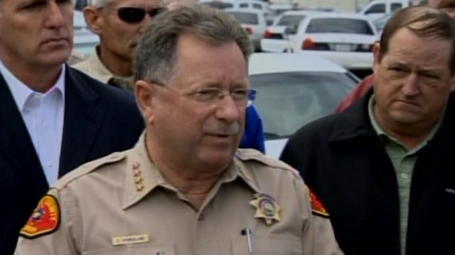 克恩县警长说一名教师不顾危险,成功劝说枪手放下武器。