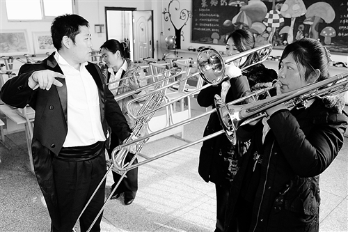 国家交响乐团的艺术家给北斗村农民管乐队队员教学