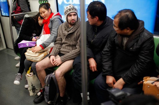 图为地铁内不穿裤子的外国人