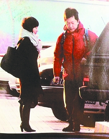 柴静深夜回京红衣男接机