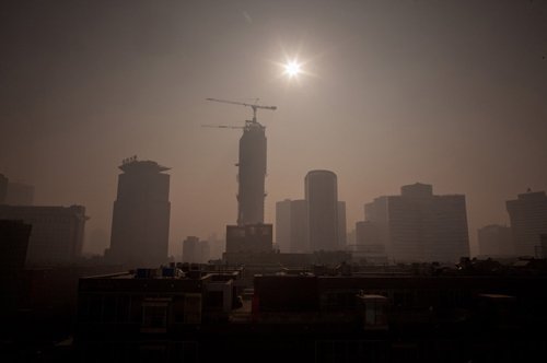 1月12日,北京三里屯附近笼罩在一片雾霾之下。